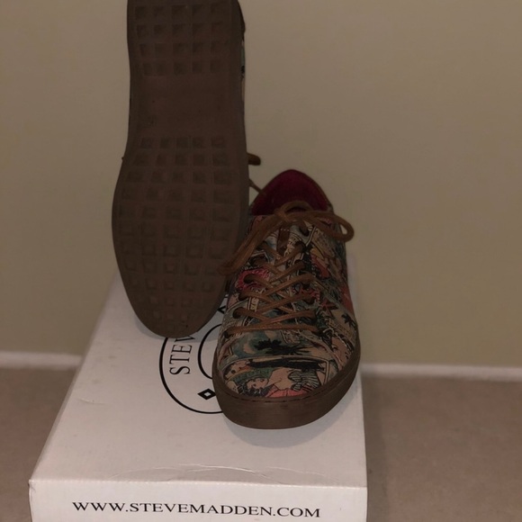 Steve Madden Pearrce Comic Print Sneakers - Picture 5 of 5